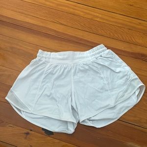 White Lululemon hottie hot shorts size 4 4 inch
